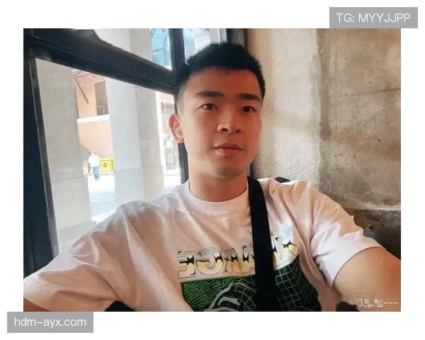 郑思维训练完直接去接娃，球包还没放下就开始辅导作业